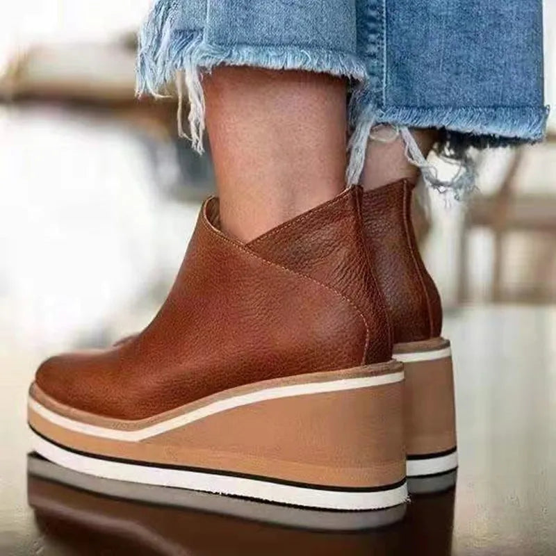 Deborah elegant ankle boots - round toe detail