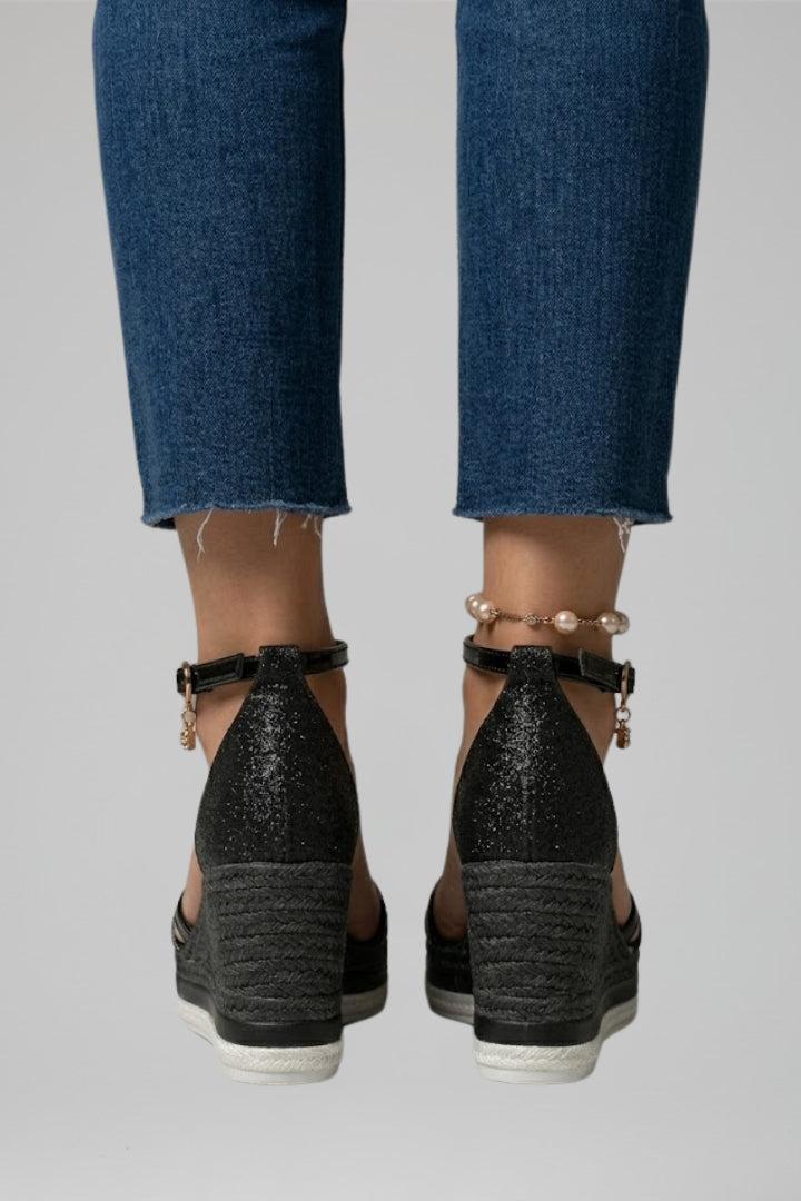 Women's low platform slip-on sandals, detail view